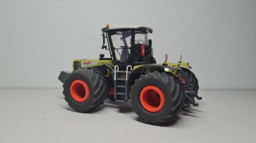Claas Xerion 3300 UH