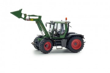Fendt Xylon 524 with frontloader