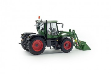 Fendt Xylon 524 with frontloader