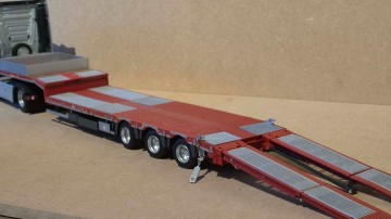Nooteboom semi lowloader met metalen vloerdelen.