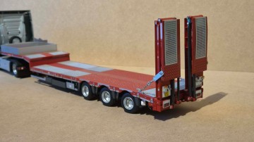 Nooteboom semi lowloader met metalen vloerdelen.