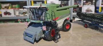 Fendt 9460R maaidorser met maaibord en transportwagen