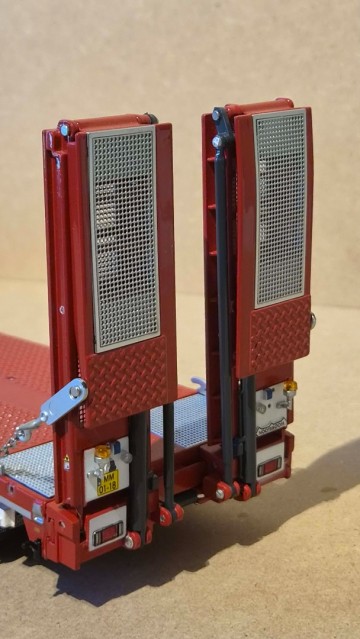 Nooteboom semi lowloader met metalen vloerdelen.