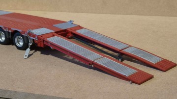 Nooteboom semi lowloader met metalen vloerdelen.