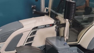Fendt Vario 724 White edition Universal Hobbies