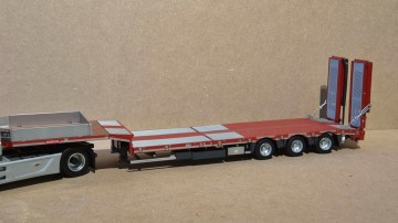 Nooteboom semi lowloader met metalen vloerdelen.