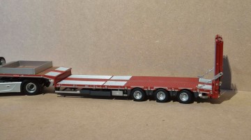Nooteboom semi lowloader met metalen vloerdelen.